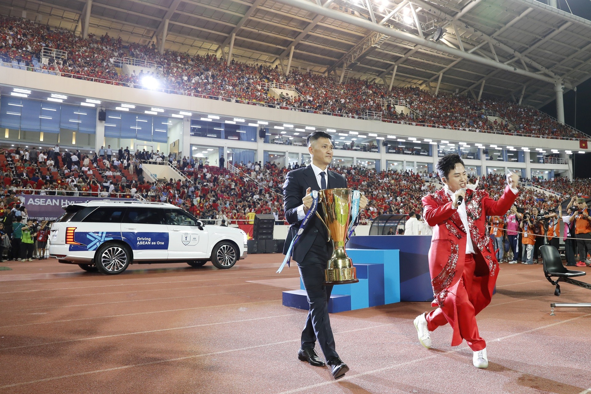 Cựu danh thủ Lê Công Vinh và chiếc cúp vô địch ASEAN Hyundai Cup 