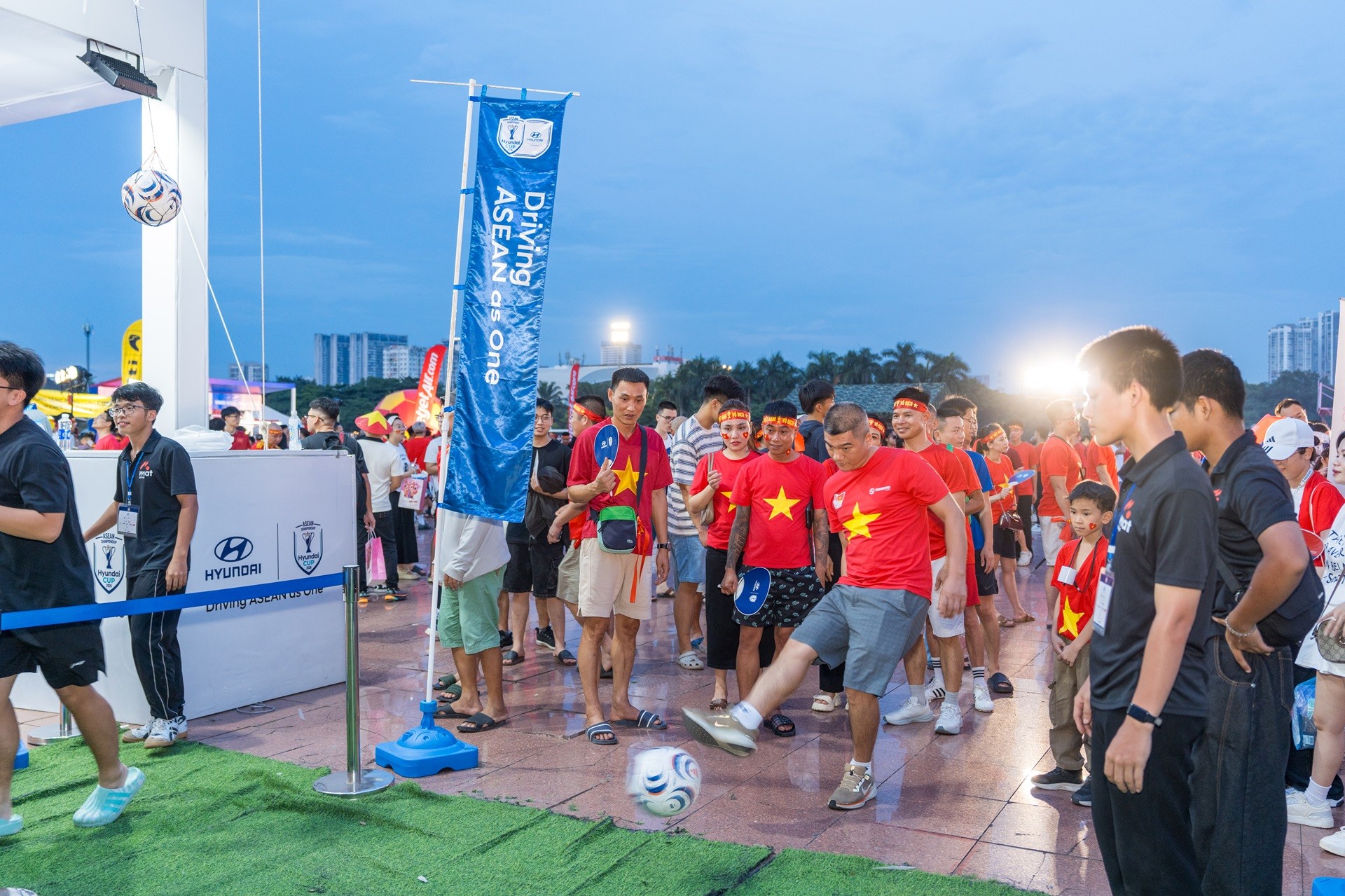 Người hâm mộ bóng đá Việt Nam tham gia vào nhiều hoạt động tương tác hấp dẫn tại booth trưng bày của Hyundai Thành Công Việt Nam.
