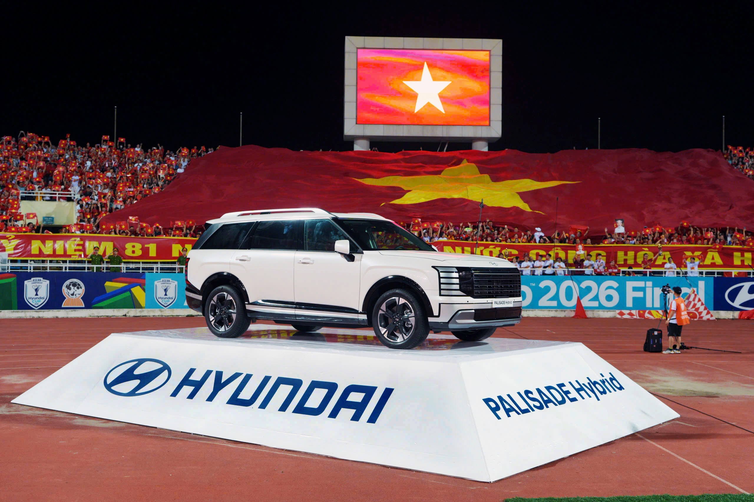  Palisade Hybrid được lựa chọn để đưa chiếc Cúp vô địch vào sân trong lễ bế mạc