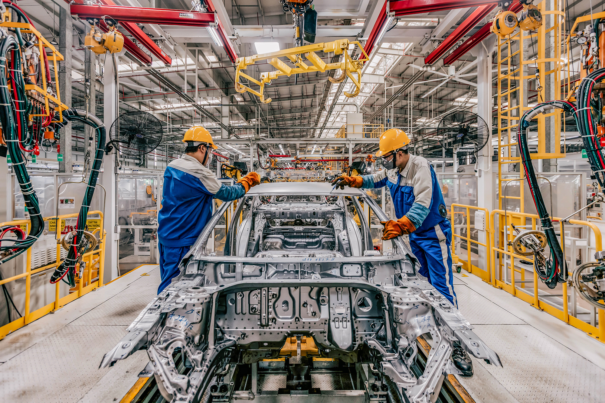 Làn Sóng Ô Tô Made In Vietnam Xuất Ngoại: Cơ Hội Và Thách Thức Toàn Cầu 4 n san xuat va lap rap hien dai ben trong nha may hyundai thanh cong ninh binh noi cho ra doi nhung dong xe dat tieu chuan ky thuat khat khe p 17889106124351315258837