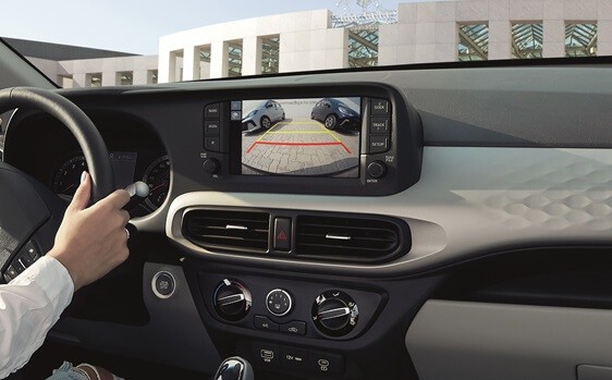 Hyundai Grand i10 Sedan: Đánh Giá Chi Tiết và Thông Số Kỹ Thuật 6 Hệ thống camera lùi